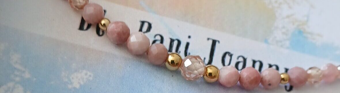 Bransoletka na nici jedwabnej z rodonitów i cyrkonii